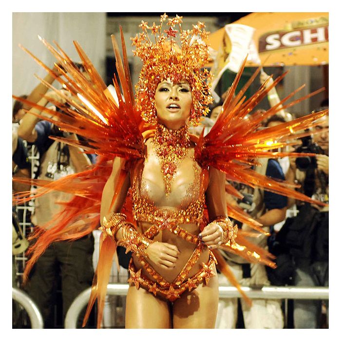 No Carnaval de 2012, Sabrina Sato veio mais uma vez como madrinha de bateria da Gviões da Fiel e usou uma fantasia que representava a alegria e felicidade do ex-residente Lula, homenageado do tema