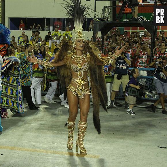 Com uma fantasia repleta de dentes, Sabrina Sato desfilou pela Vila Isabel no Carnaval de 2012