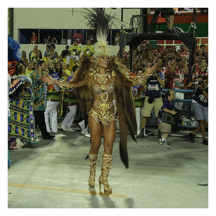 Com uma fantasia repleta de dentes, Sabrina Sato desfilou pela Vila Isabel no Carnaval de 2012