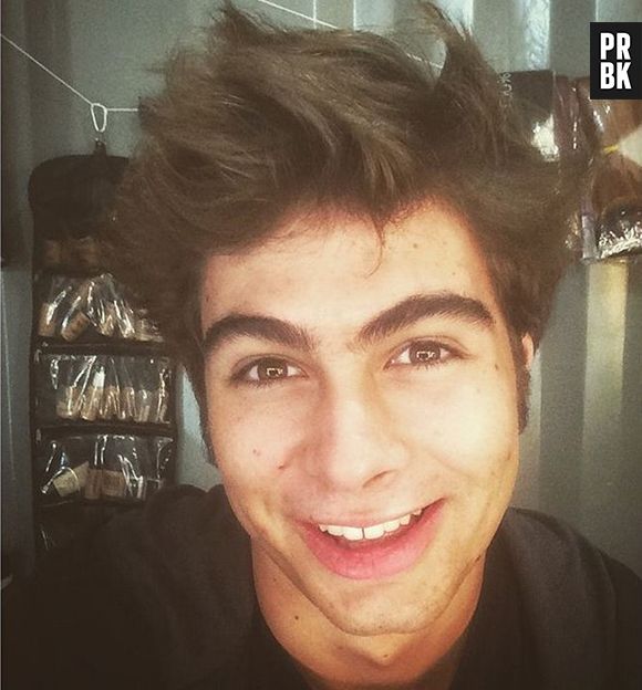 Rafael Vitti tira bigode que deixou crescer para gravar "Velho Chico"