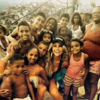 Sabrina Sato posa sensual e esbanja simpatia com moradores de comunidade do Rio