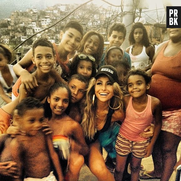 A apresentadora Sabrina Sato subiu o Morro dos Macacos, Zona Norte do Rio, para fazer um ensaio fotográfico de Carnaval