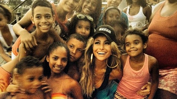 Sabrina Sato posa sensual e esbanja simpatia com moradores de comunidade do Rio