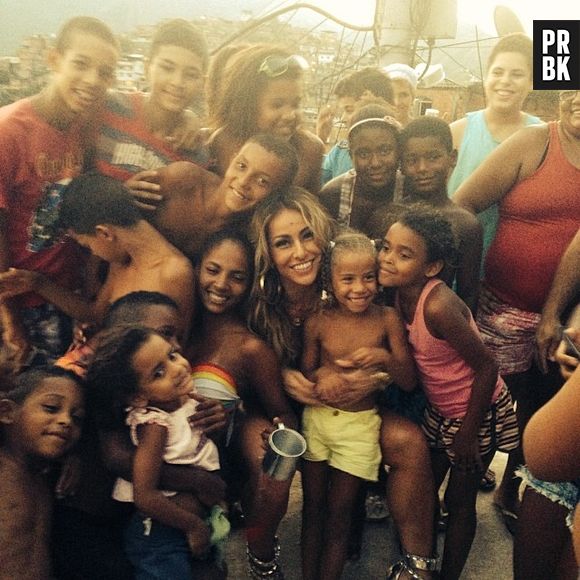 Simpática, Sabrina Sato posou ao lado dos moradores do Morro dos Macacos, que acompanhavam de perto o ensaio fotográfico