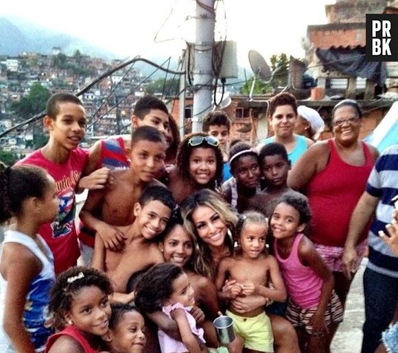 A rainha de bateria da escola de samba Vila Isabel, Sabrina Sato, mostrou simpatia com os seus súditos, durante ensaio fotográfico de Carnaval