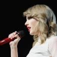 Taylor Swift se apresentando em Londre com a turnê "RED" em Londres