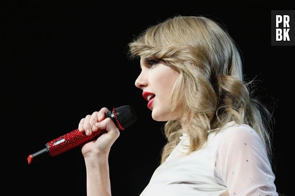 Taylor Swift se apresentando em Londre com a turnê "RED" em Londres