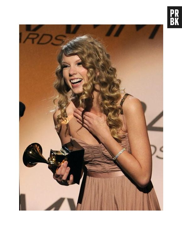 No Grammy de 2010, Taylor Swift ainda usava seu cabelo cacheado