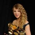 Taylor Swift radiante com seus quatro prêmios no Grammy em 2010