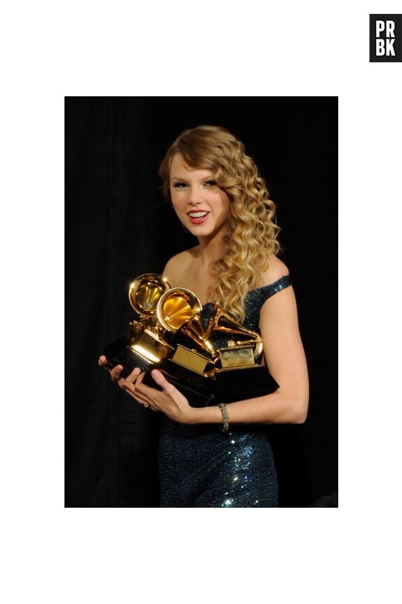 Taylor Swift radiante com seus quatro prêmios no Grammy em 2010