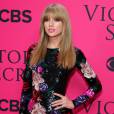 Taylor Swift no "Pink Carpet" do Victoria's Secrets Show 2013