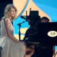 Taylor Swift com o cabelo mais curto, mas não tão curto, em apresentação no Grammy 2014