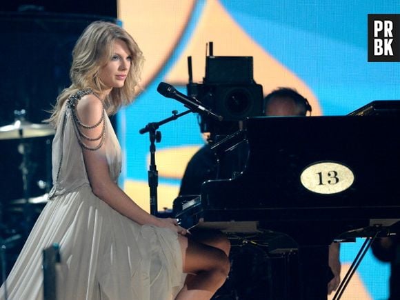 Taylor Swift com o cabelo mais curto, mas não tão curto, em apresentação no Grammy 2014