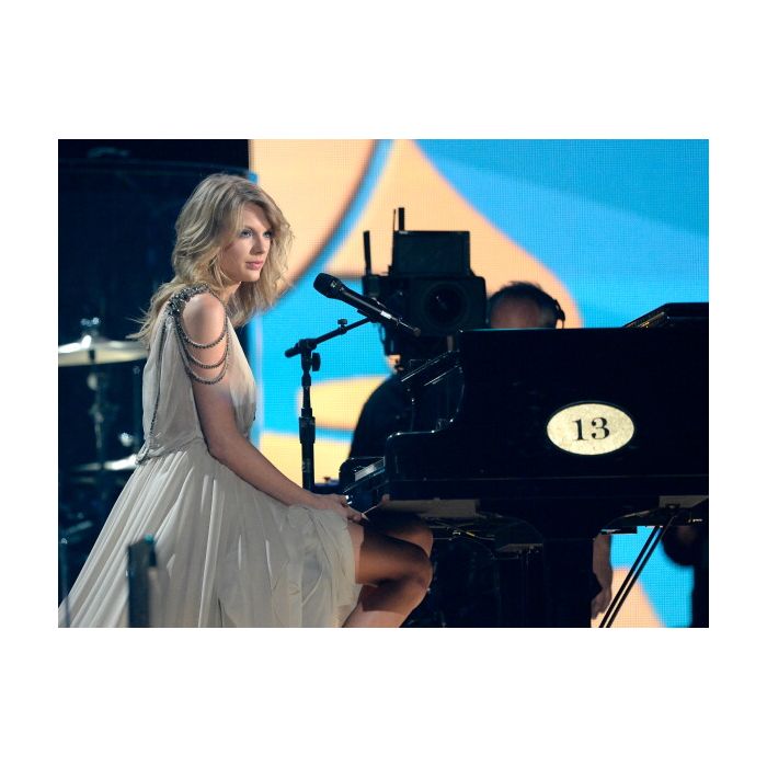 Taylor Swift com o cabelo mais curto, mas não tão curto, em apresentação no Grammy 2014