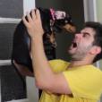 Chico Rezende e o salsichinha filhote no vídeo "Cachorrinho filhote Parte II"