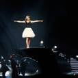 Taylor Swift se apresentando na turnê "RED" na Alamenha