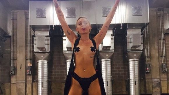 Miley Cyrus tem fotos nuas vazadas na web! Veja mais de 15 cliques super ousados da estrela pop