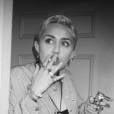 Miley Cyrus não esconde que fuma maconha e volta e meia posa fumando