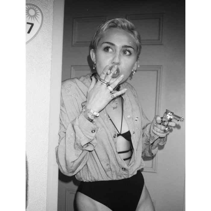 Miley Cyrus não esconde que fuma maconha e volta e meia posa fumando