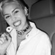 Miley Cyrus adora posar divertida para sua própria câmera