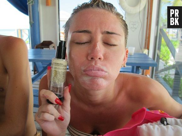 Miley Cyrus está sempre postando uma série de fotos irreverentes em suas redes sociais. Não é nenhuma surpresa para os fãs, né?