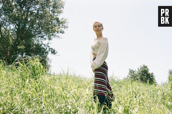 Miley Cyrus não é só ousadia! A gata também posa super fofinha nas fotos