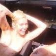 Miley Cyrus exibe axila peluda e seios durante passeio de carro