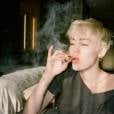 Miley Cyrus surge fumando maconha em alguns dos cliques