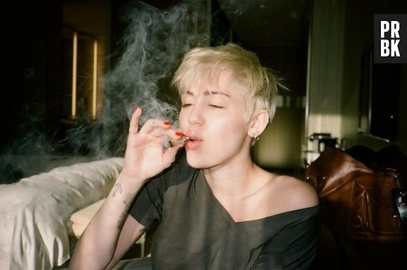 Miley Cyrus surge fumando maconha em alguns dos cliques