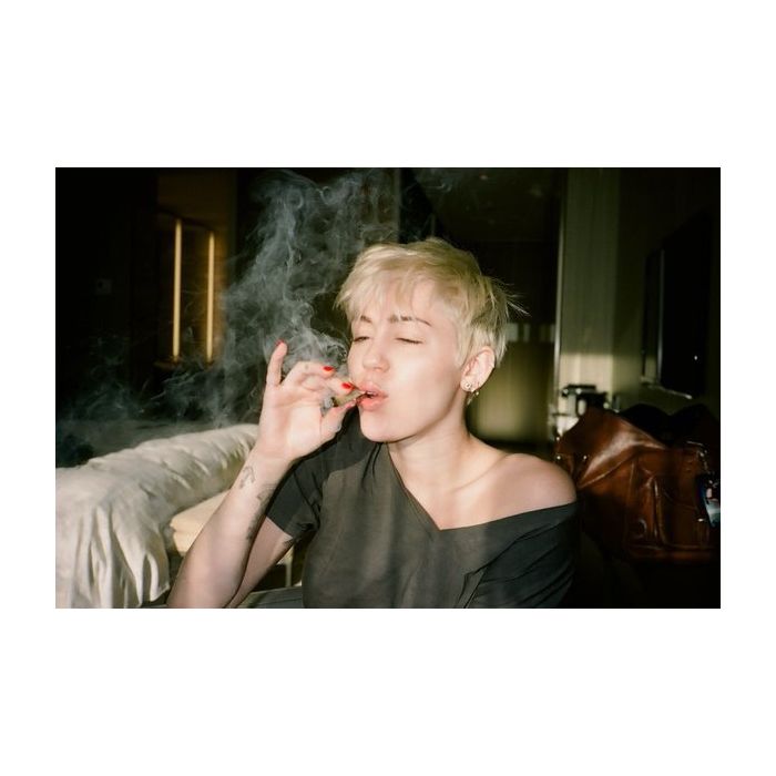 Miley Cyrus surge fumando maconha em alguns dos cliques
