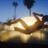 Miley Cyrus posa enquanto toma sol em sua piscina. Chique, né?