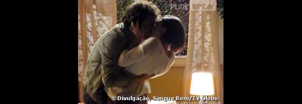Fabinho (Humberto Carrão) roubou um beijo de Giane (Isabelle Drummond) no capítulo que foi ao ar nesta quinta (3) em "Sangue Bom"!