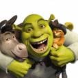Shrek tem a ajuda de seus amigos Burro e Gato de Botas