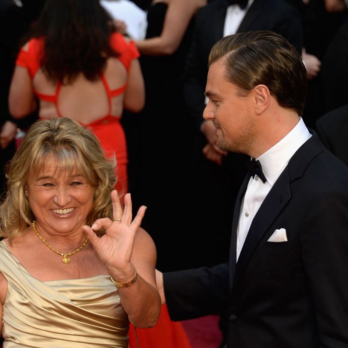 A mãe de Leornardo DiCaprio chegou ao Oscar 2014 e fez sinal de &quot;OK&quot;