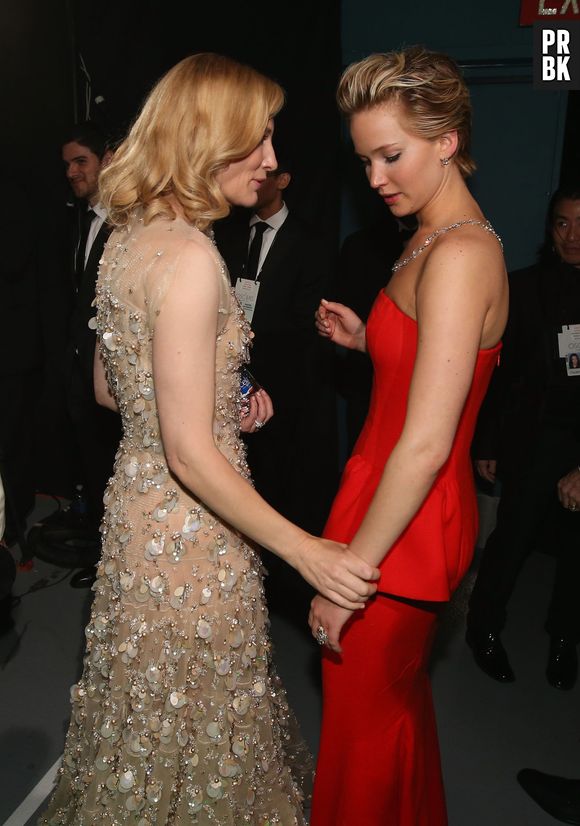 Cate Blanchett e Jennifer Lawrence conversam nos bastidores do Oscar 2014