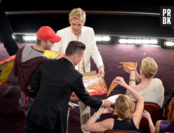 Brad Pitt e Ellen DeGeneres distribuem pizza no Oscar 2014