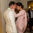Matthew McConaughey recebe carinho da esposa após levar o prêmio de "Melhor Ator" no Oscar 2014