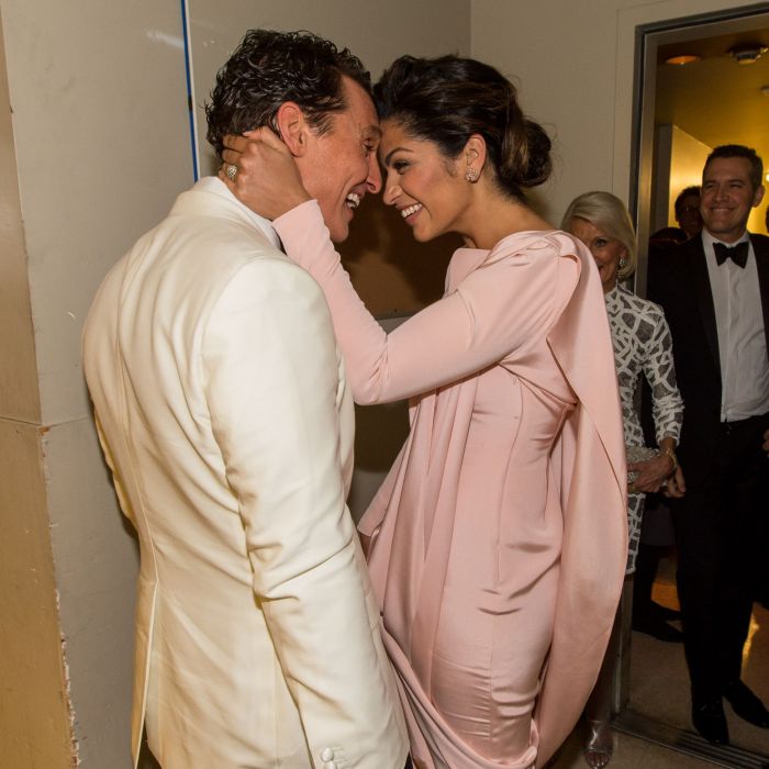 Matthew McConaughey recebe carinho da esposa após levar o prêmio de &quot;Melhor Ator&quot; no Oscar 2014
