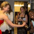 No Oscar 2014, Jennifer Lawrence tenta "roubar" a estatueta de Lupita Nyong'o