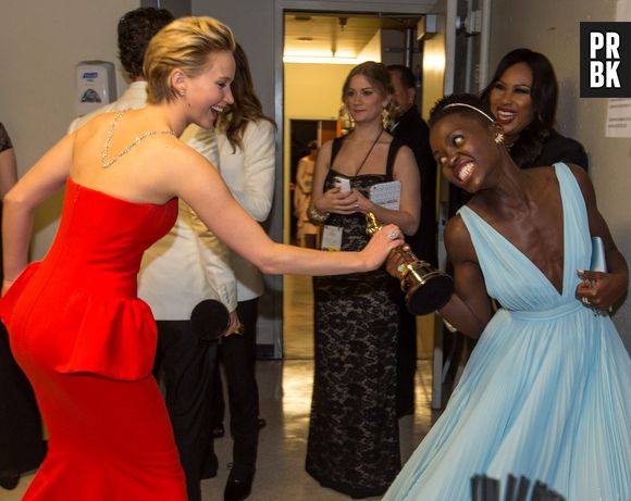 No Oscar 2014, Jennifer Lawrence tenta "roubar" a estatueta de Lupita Nyong'o