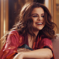Selena Gomez publica novas fotos de bastidores e fala sobre a turnê "Revival" em vídeo inédito