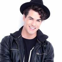 Sam Alves comemora nova fase da carreira com novo visual, clipe explosivo e repaginadas na turnê!