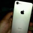 iPhone 7, da Apple, aparece com corpo metalizado em foto vazada