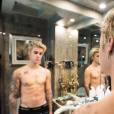 Justin Bieber também já ficou se admirando no espelho... Gato!