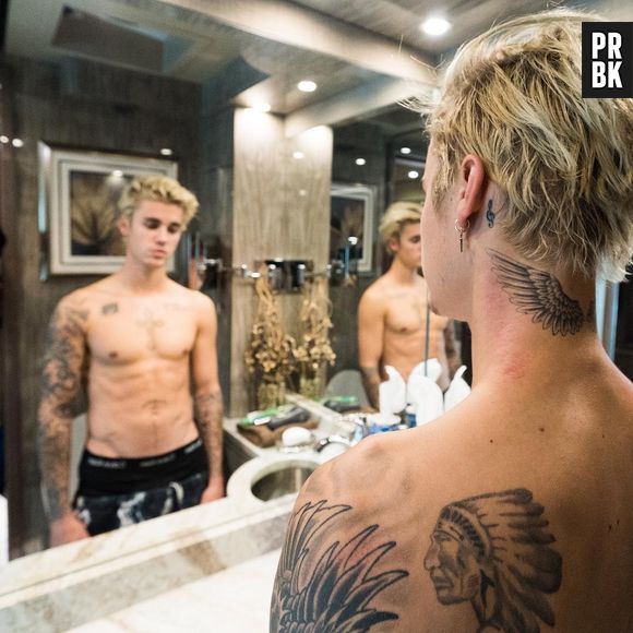 Justin Bieber também já ficou se admirando no espelho... Gato!