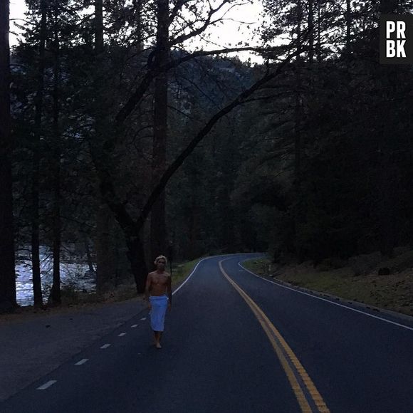 Justin Bieber é tão boladão que anda sem blusa no meio de uma estrada como quem não tá nem aí