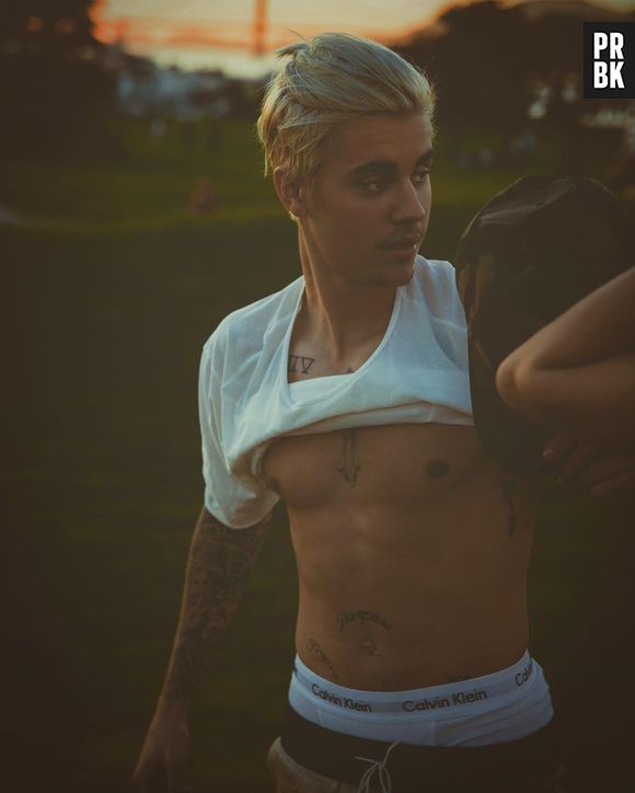 Justin Bieber levantou a blusa e todo mundo desmaiou!