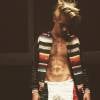 Justin Bieber mostra o abdomen sarado e o cabelo que tinha antes de raspar tudo!