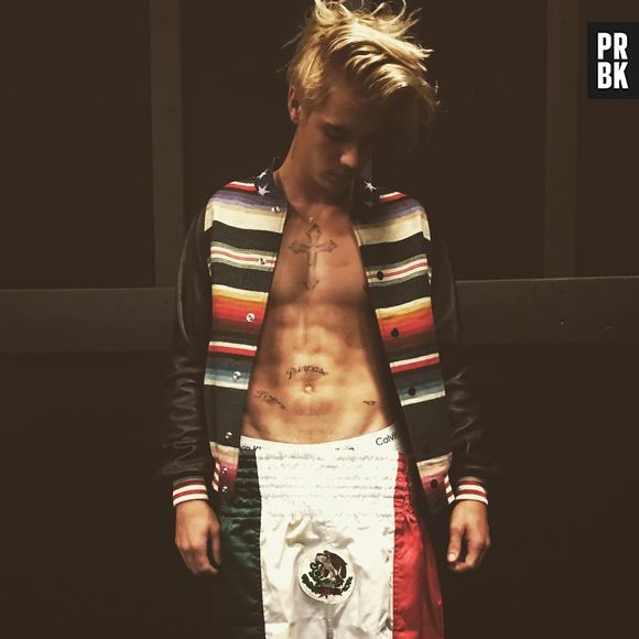 Justin Bieber mostra o abdomen sarado e o cabelo que tinha antes de raspar tudo!