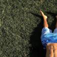 Justin Bieber relaxando e mostrando o corpão no meio da grama, que vidão!